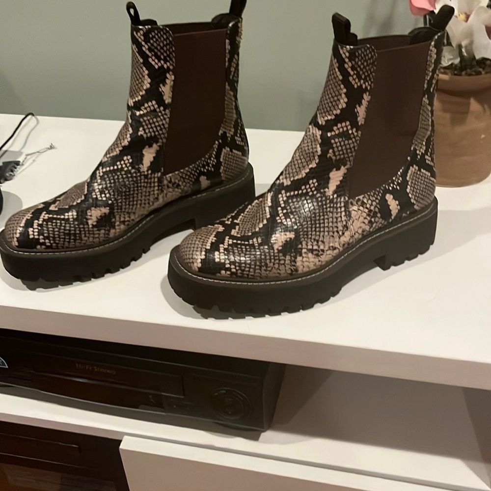 Sam Edelman Stylish Snakeskin Patterned Chelsea Boots - Picture 2 of 5